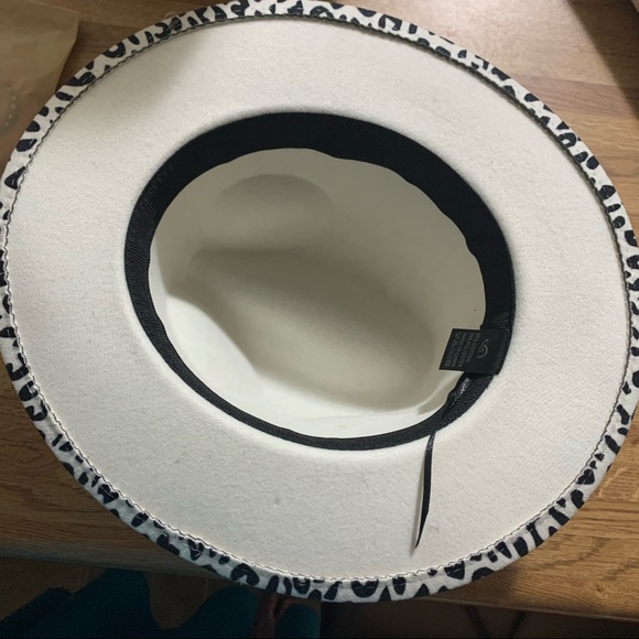 Animal print hat - Picture 3 of 4